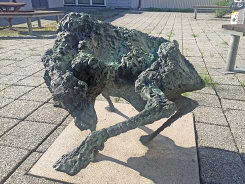 Bronsstaty "Ko som vrider sig runt" av Asmund Arle stulen på Glöstorpsskolan i Göteborg